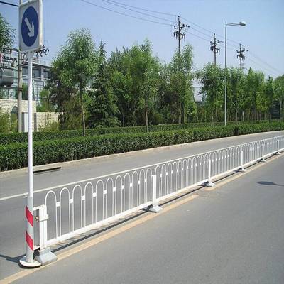 河源靜電噴塑防撞市政護欄 人行道護欄網(wǎng)廠家 交通馬路隔離工程護欄