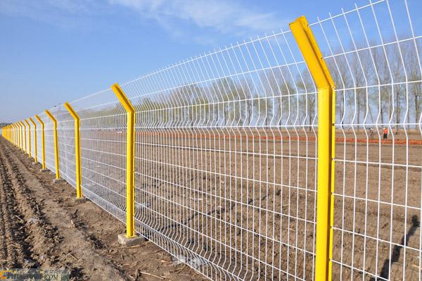 桃型柱護欄網 多功能圍欄在綠化與安全中的巧妙應用